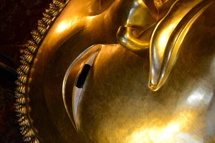 Zdjęcie niski kąt widoku leżącego buddy w wat pho