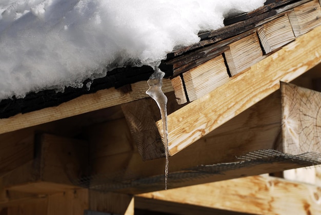 Zdjęcie niski kąt widoku lodowców na dachu budynku w zimie