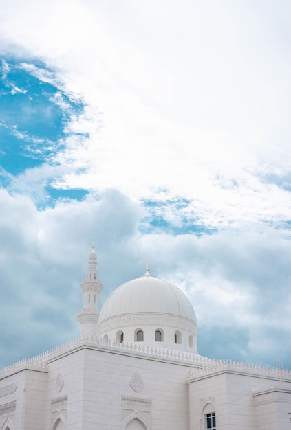 Zdjęcie niski kąt widoku meczetu na chmurnym niebie