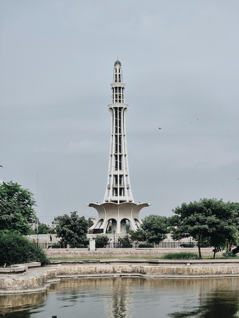 Niski kąt widoku Minar-e-Pakistan na jasnym niebie