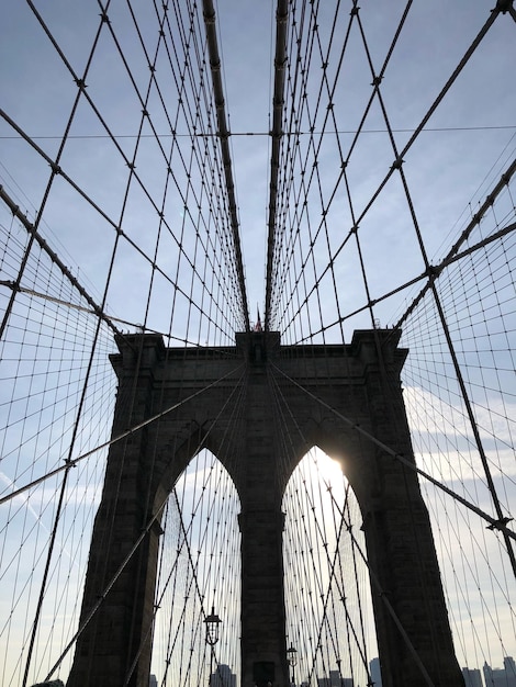 Niski kąt widoku mostu Brooklyn na tle nieba podczas zachodu słońca