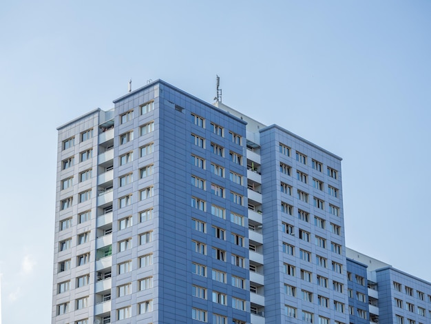 Niski kąt widoku nowoczesnego budynku na jasnym niebie