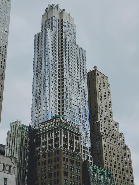 Zdjęcie niski kąt widoku nowoczesnych budynków na tle nieba w mieście