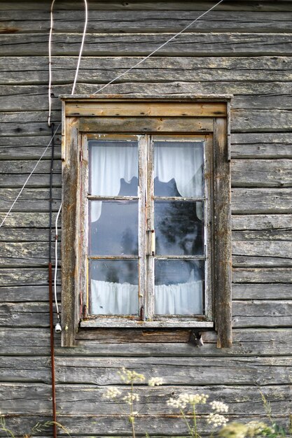 Zdjęcie niski kąt widoku okna opuszczonego budynku