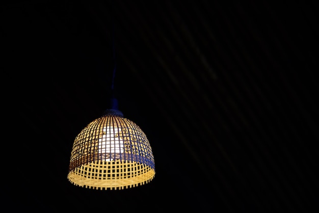 Niski kąt widoku oświetlonej lampy na czarnym tle