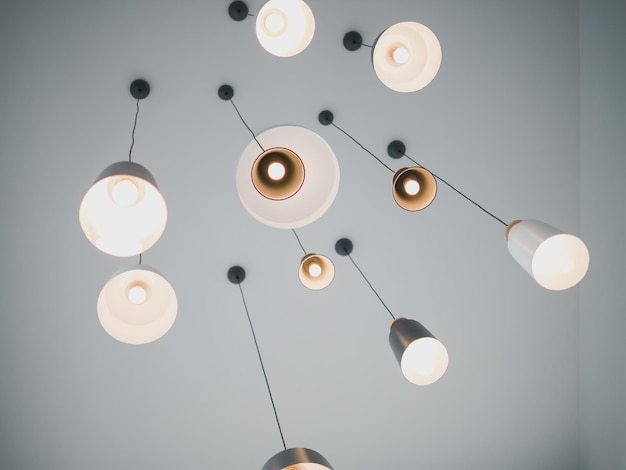 Niski kąt widoku oświetlonych lamp zawieszonych na suficie