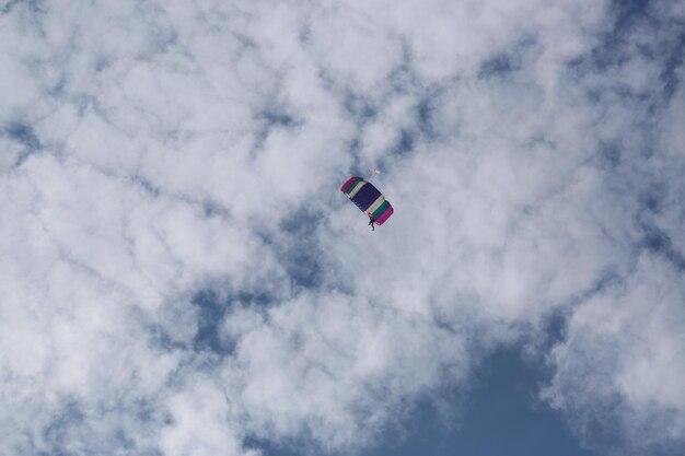 Zdjęcie niski kąt widoku paraglideru na tle nieba