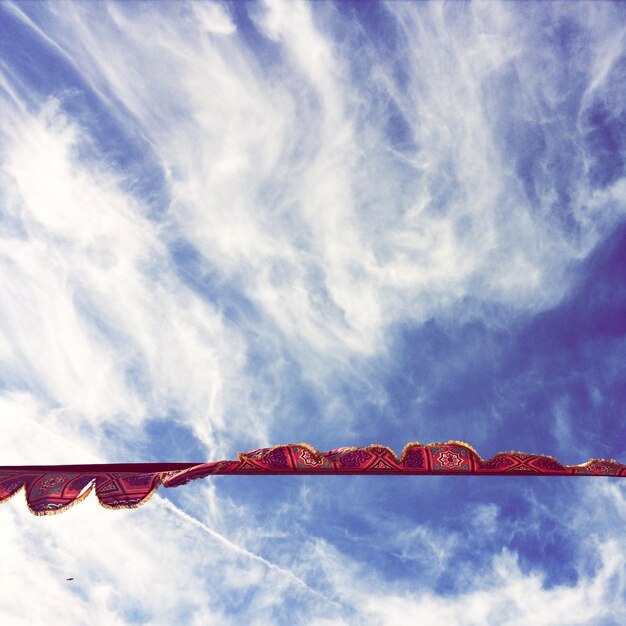 Zdjęcie niski kąt widoku paska dekoracyjnego na chmurnym niebie
