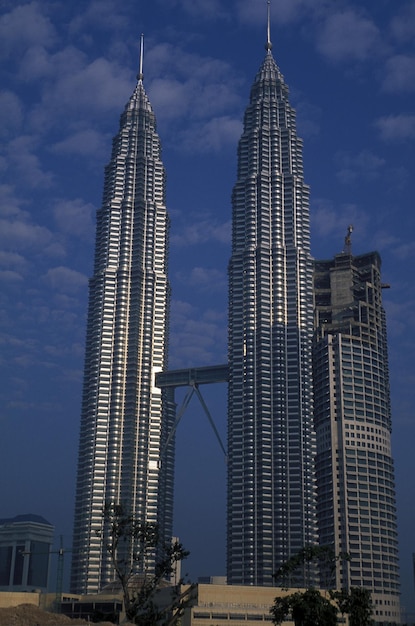 Niski kąt widoku Petronas Towers na tle nieba w zmierzchu