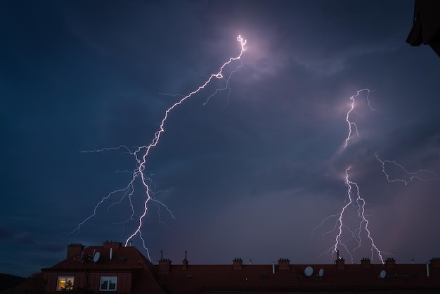 Zdjęcie niski kąt widoku piorunów na tle nocnego nieba