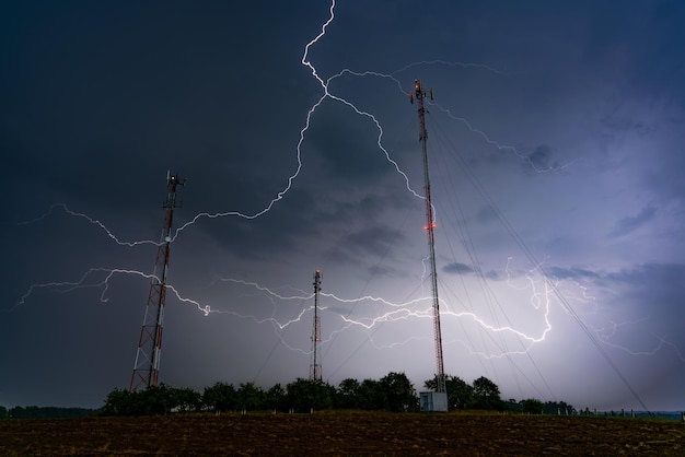 Zdjęcie niski kąt widoku piorunów na tle nocnego nieba