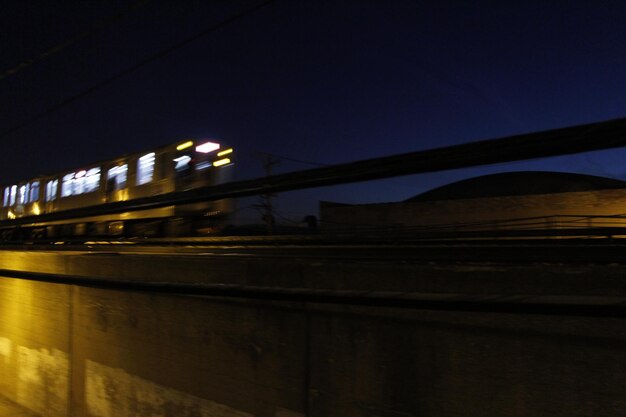 Zdjęcie niski kąt widoku pociągu na tle nocnego nieba