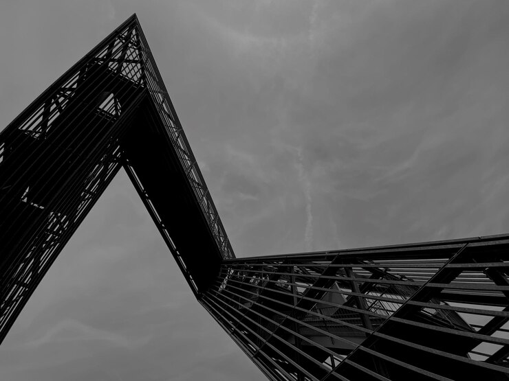Zdjęcie niski kąt widoku pomnika saarpolygon na chmurnym niebie - na pamiątkę zakończonego przemysłu wydobywczego węgla