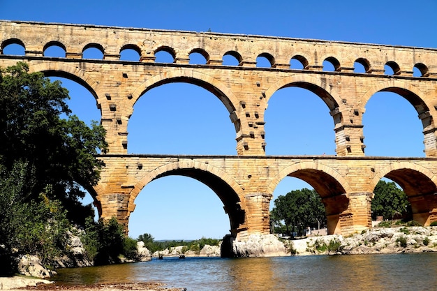 Niski Kąt Widoku Pont Du Gard Na Jasnym Niebie