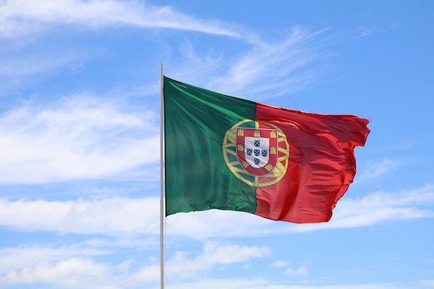 Niski kąt widoku portugalskiej flagi na tle nieba