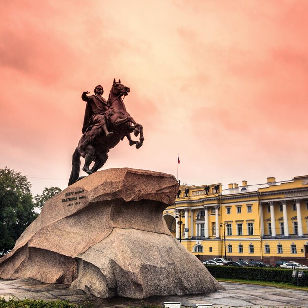 Niski kąt widoku posągu budynku na tle nieba