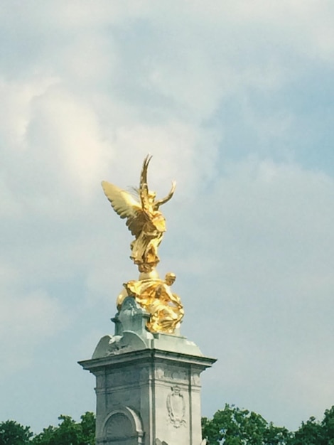 Zdjęcie niski kąt widoku posągu na chmurnym niebie
