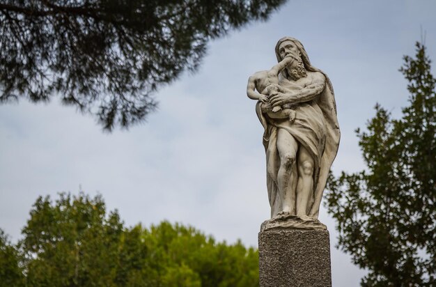 Zdjęcie niski kąt widoku posągu na drzewach