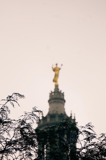 Zdjęcie niski kąt widoku posągu na tle nieba