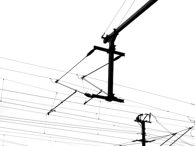 Niski kąt widoku pylonu elektrycznego na jasnym niebie