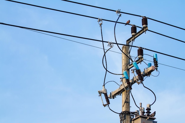 Niski kąt widoku pylonu elektrycznego na jasnym niebie
