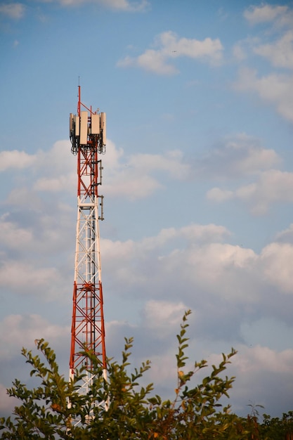 Zdjęcie niski kąt widoku pylonu elektrycznego na tle nieba