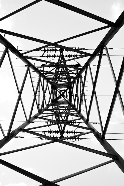 Zdjęcie niski kąt widoku pylonu elektrycznego