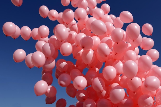 Niski kąt widoku różowych balonów na tle nieba