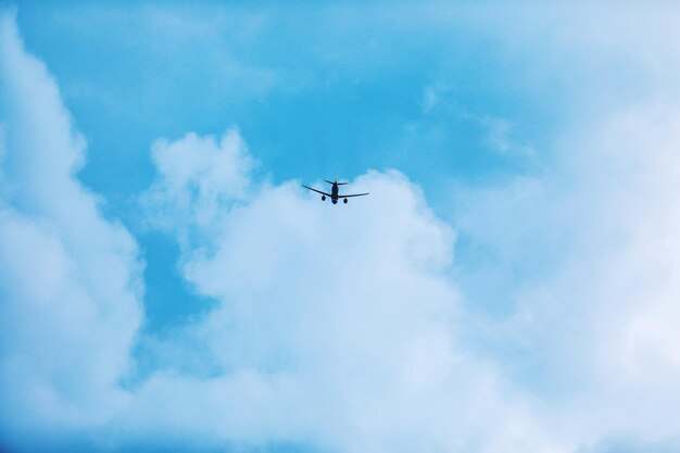 Zdjęcie niski kąt widoku samolotu latającego przeciwko niebu
