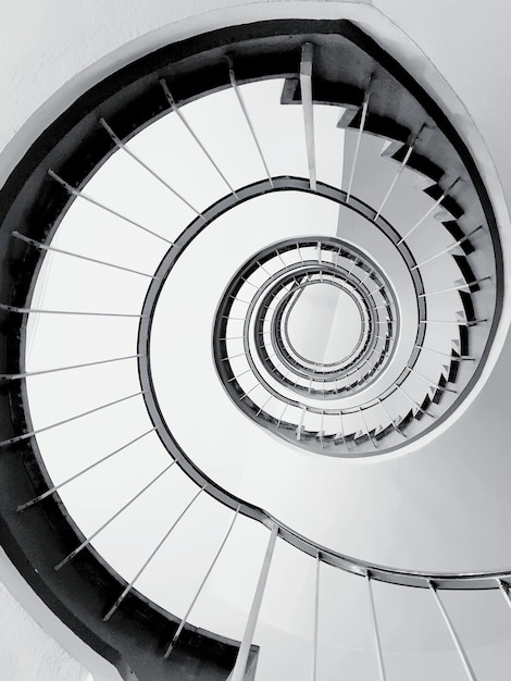 Niski kąt widoku schodów spiralnych