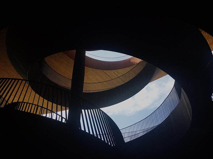 Zdjęcie niski kąt widoku schodów spiralnych