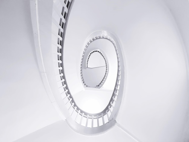 Niski kąt widoku schodów spiralnych
