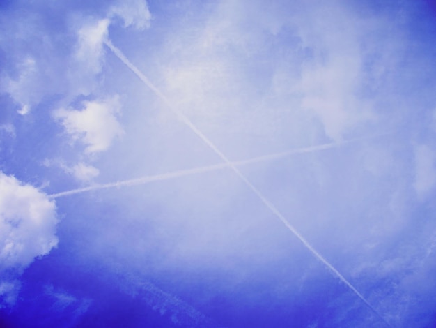 Zdjęcie niski kąt widoku ścieżki pary na niebieskim niebie