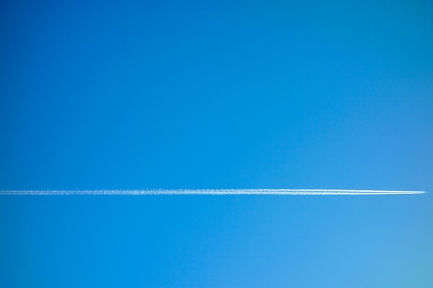 Zdjęcie niski kąt widoku śladów pary na jasnym niebieskim niebie