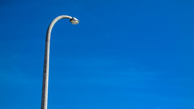 Zdjęcie niski kąt widoku słupka lampy na jasnym niebieskim niebie