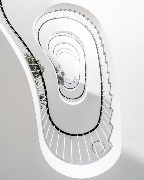 Zdjęcie niski kąt widoku spiralnych schodów w budynku