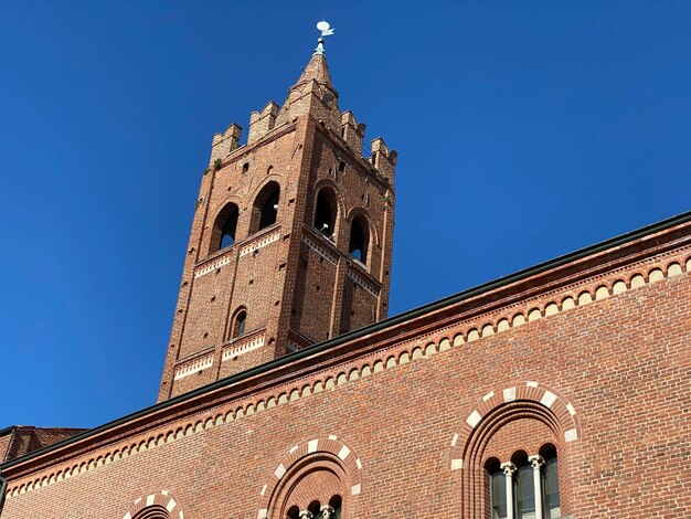 Zdjęcie niski kąt widoku średniowiecznego budynku na tle niebieskiego nieba monza włochy - arengario