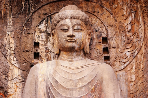 Zdjęcie niski kąt widoku starożytnej posągu buddy