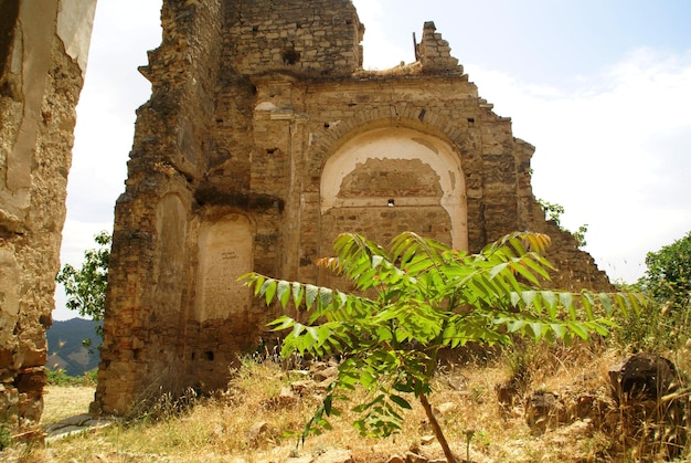 Zdjęcie niski kąt widoku starych ruin