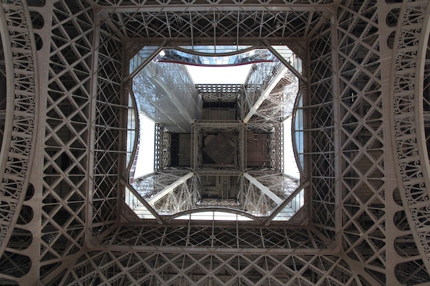 Zdjęcie niski kąt widoku sufitu wieży eiffla w paryżu we francji
