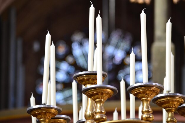 Zdjęcie niski kąt widoku świec na uchwycie w kościele