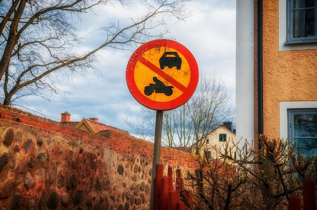 Zdjęcie niski kąt widoku tablicy znakowej przez budynek na tle nieba