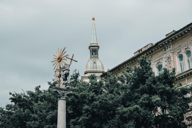 Zdjęcie niski kąt widoku tradycyjnego budynku na tle nieba