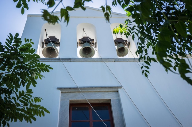 Niski kąt widoku trzech dzwonów na kaplicy