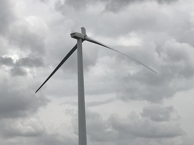 Niski Kąt Widoku Turbiny Wiatrowej Na Chmurnym Niebie