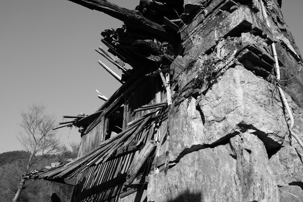 Zdjęcie niski kąt widoku uszkodzonego domu na jasnym niebie