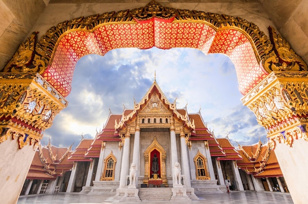 Niski Kąt Widoku Wat Benchamabophit Widziany Z łuku Wejściowego