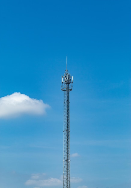Zdjęcie niski kąt widoku wieży komunikacyjnej na tle niebieskiego nieba