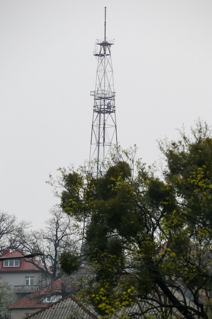 Niski kąt widoku wieży na tle nieba