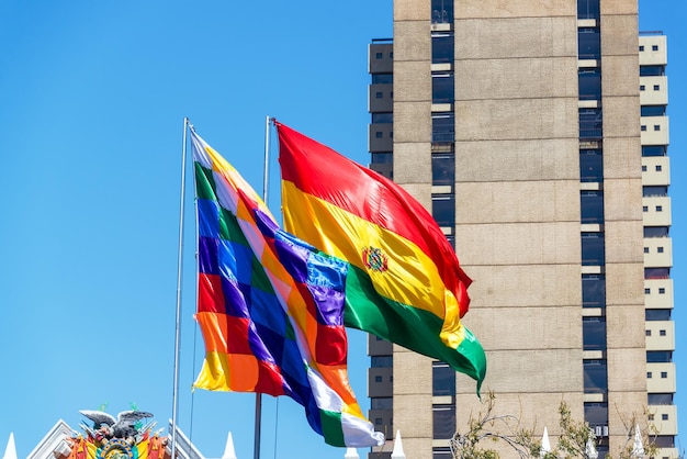 Niski kąt widoku Wiphala i bolivijskiej flagi na tle budynku